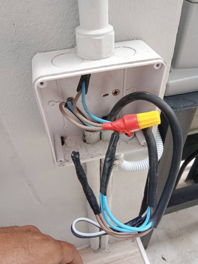 เช็กสายไฟในกล่องพักสายไฟ