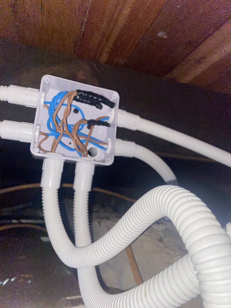 เดินท่อร้อยสายบนฝ้า