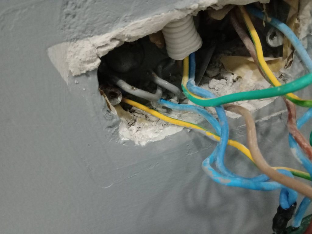 เช็กสายไฟในปลั๊ก