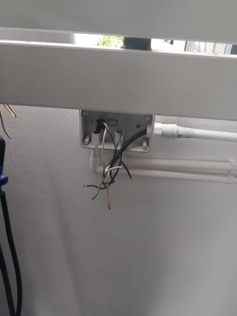 เดินท่อร้อยสายติดตั้งปลั๊ก