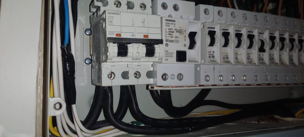 เบรกเกอร์