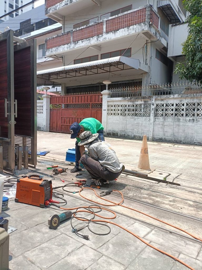 ช่างทำการติดตั้งประตูรีโมท