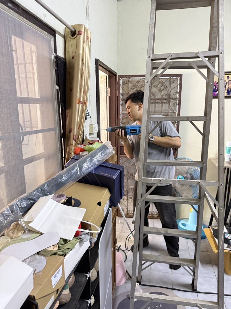 ช่างไฟฟ้า เจาะผนังติดตั้งปลั๊ก