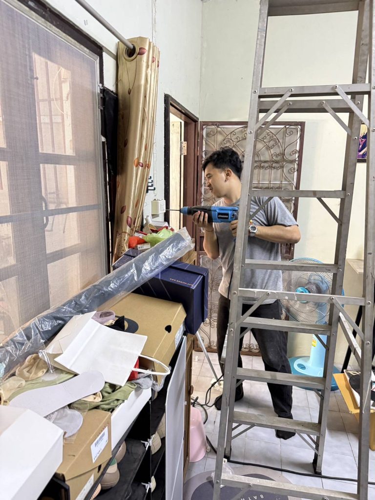 ช่างไฟฟ้า เจาะผนังติดตั้งปลั๊ก