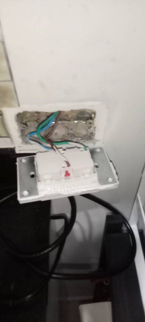 รื้อปลั๊กซ่อมสายไฟ