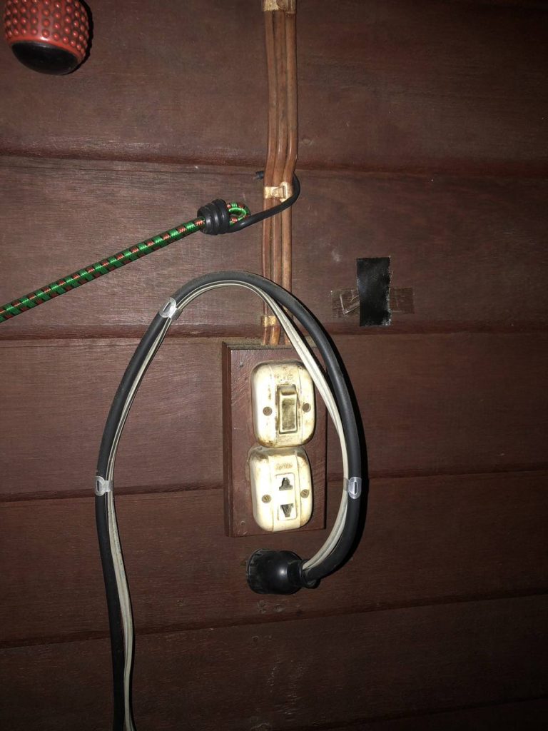 สวิตช์ไฟและปลั๊กไฟรุ่นเก่า