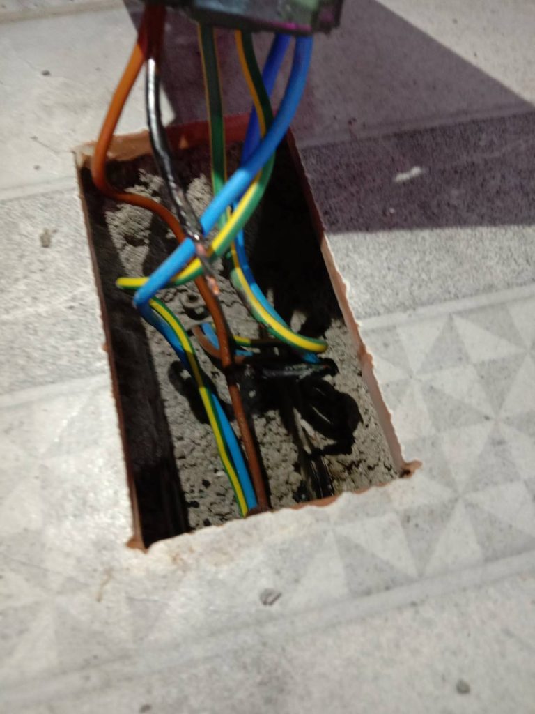 สายไฟชำรุดในปลั๊ก