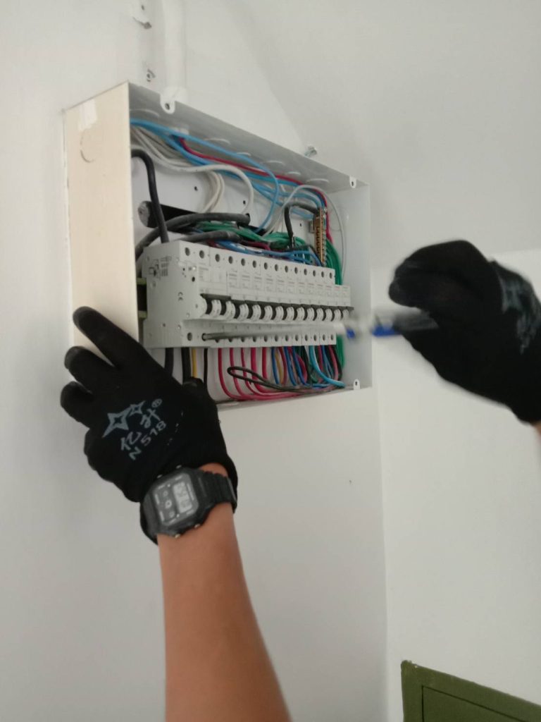 ช่างไฟฟ้าเช็กตู้คอนซูมเมอร์ยูนิต