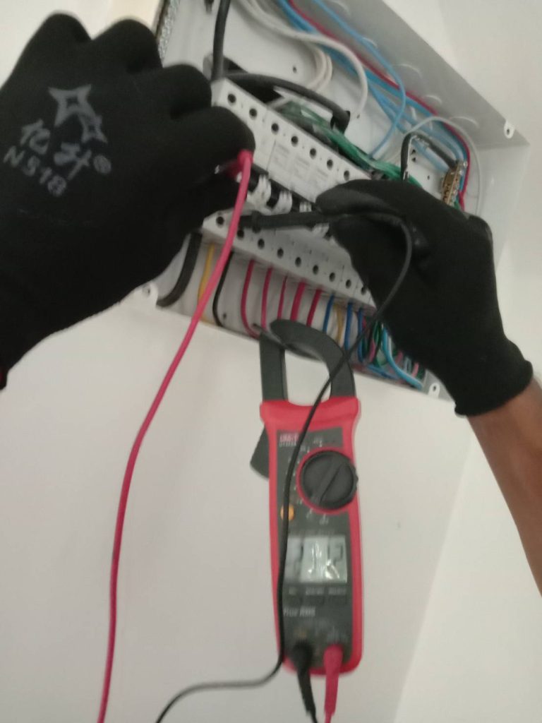 ช่างไฟฟ้าตรวจเช็คตู้คอนซูมเมอร์ยูนิต