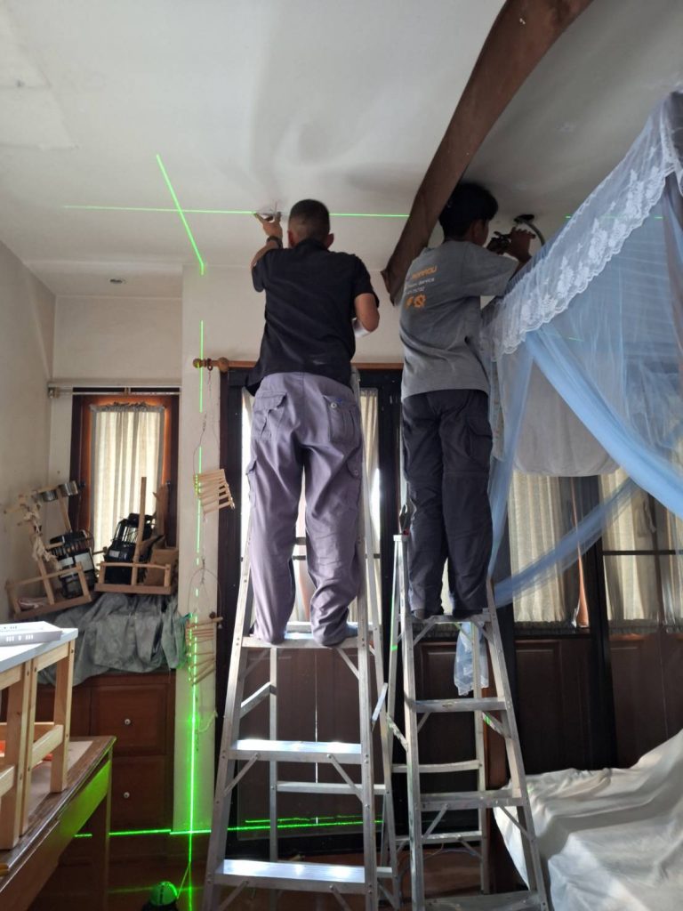 ช่างใช้เรเซอร์บอกแนว