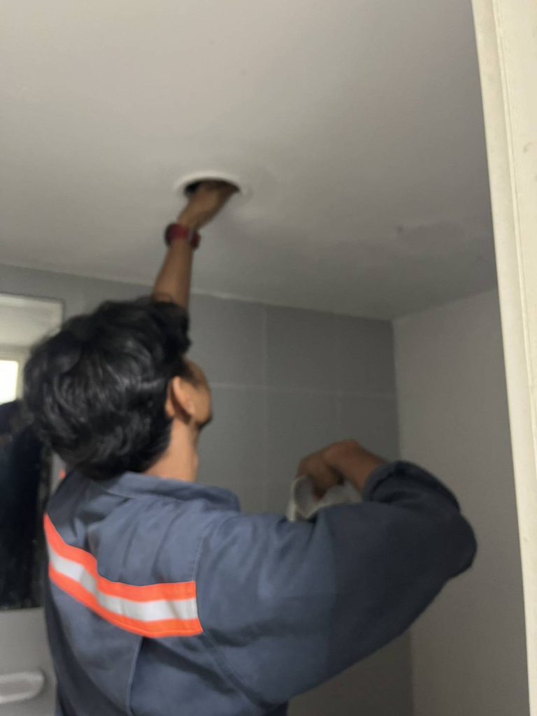 ช่างตรวจเช็กดาวน์ไลท์