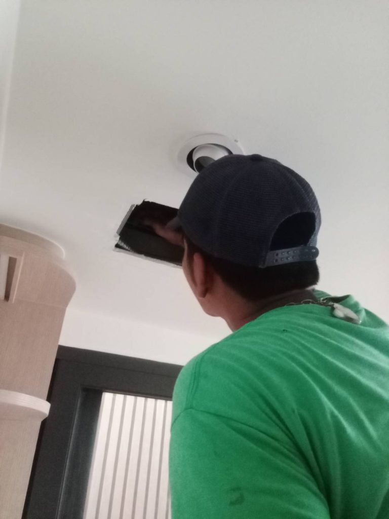 ตรวจเช็กระบบไฟบนฝ้า