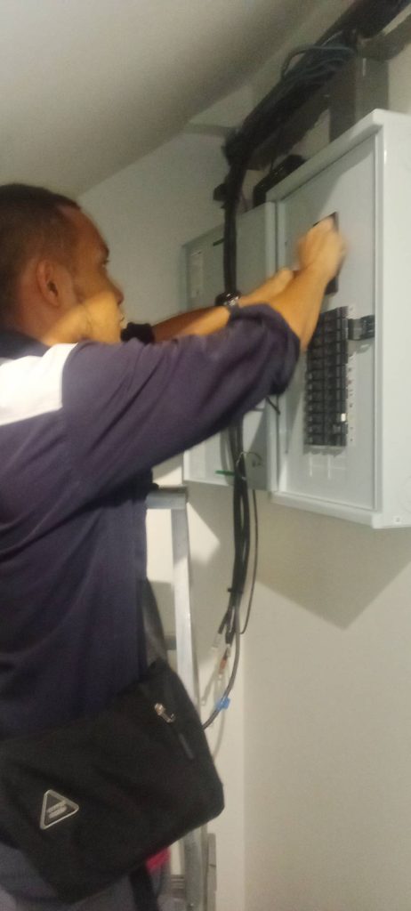 เตรียมติดตั้งสายเข้าตู้โหลด