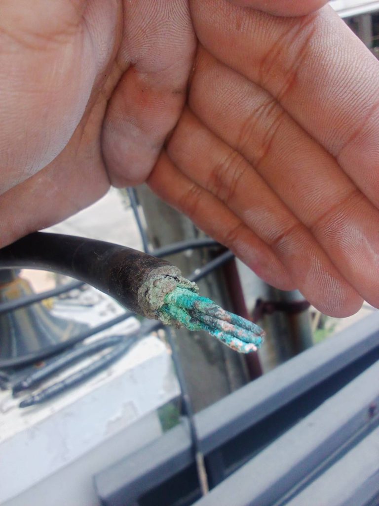 สายไฟหลุดหลวม