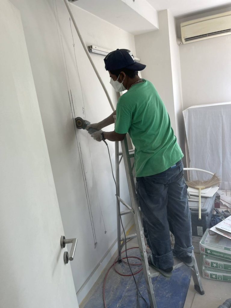 กรีดปูนฝังสายไฟ