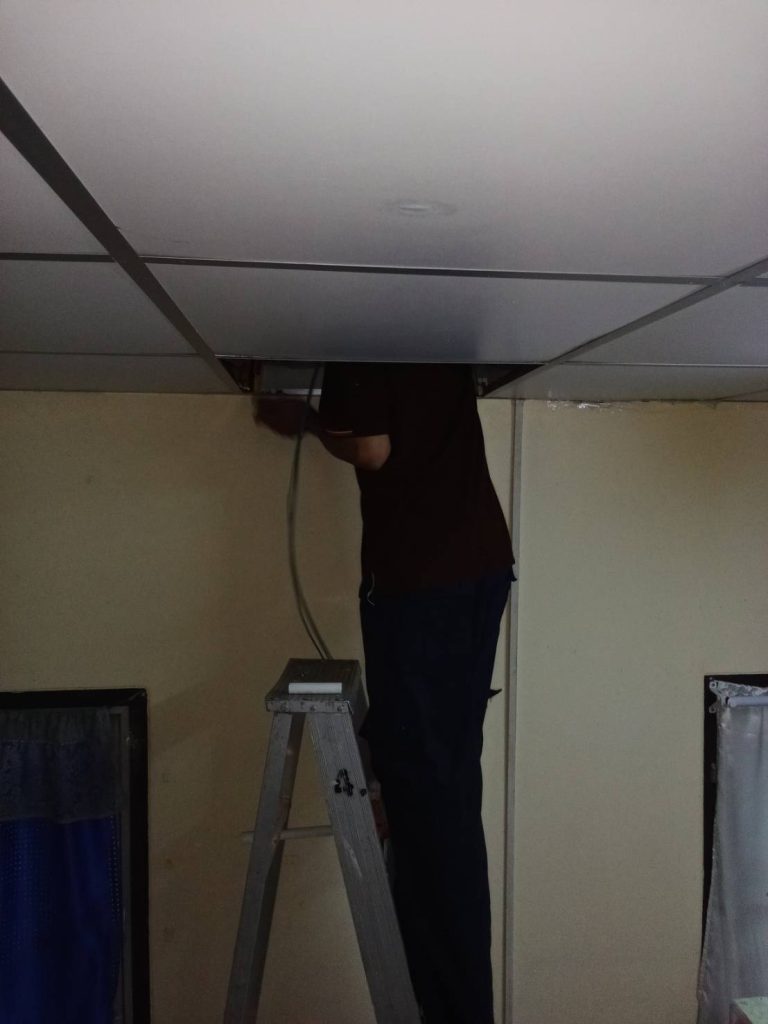 ช่างไฟฟ้า ปีนบันไดเช็กสายไฟบนฝ้า