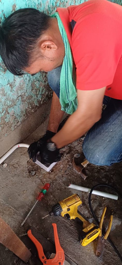 ช่างไฟฟ้าติดตั้งสายกราวด์