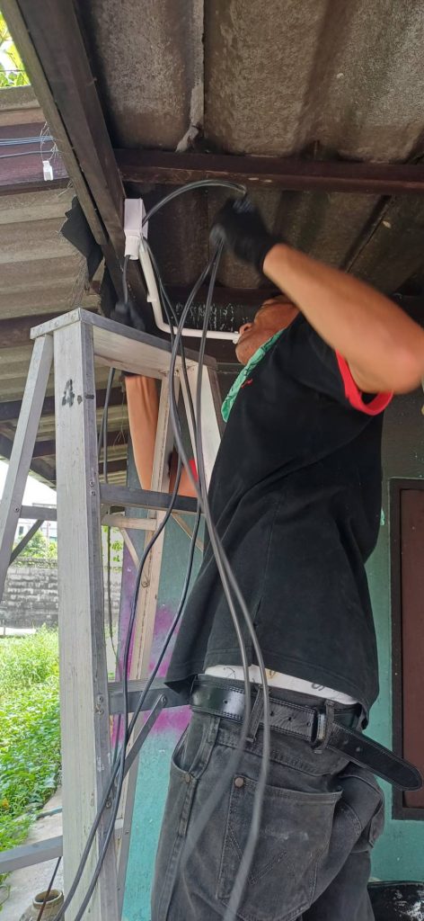 ช่างไฟฟ้าเดินท่อร้อยสายไฟ