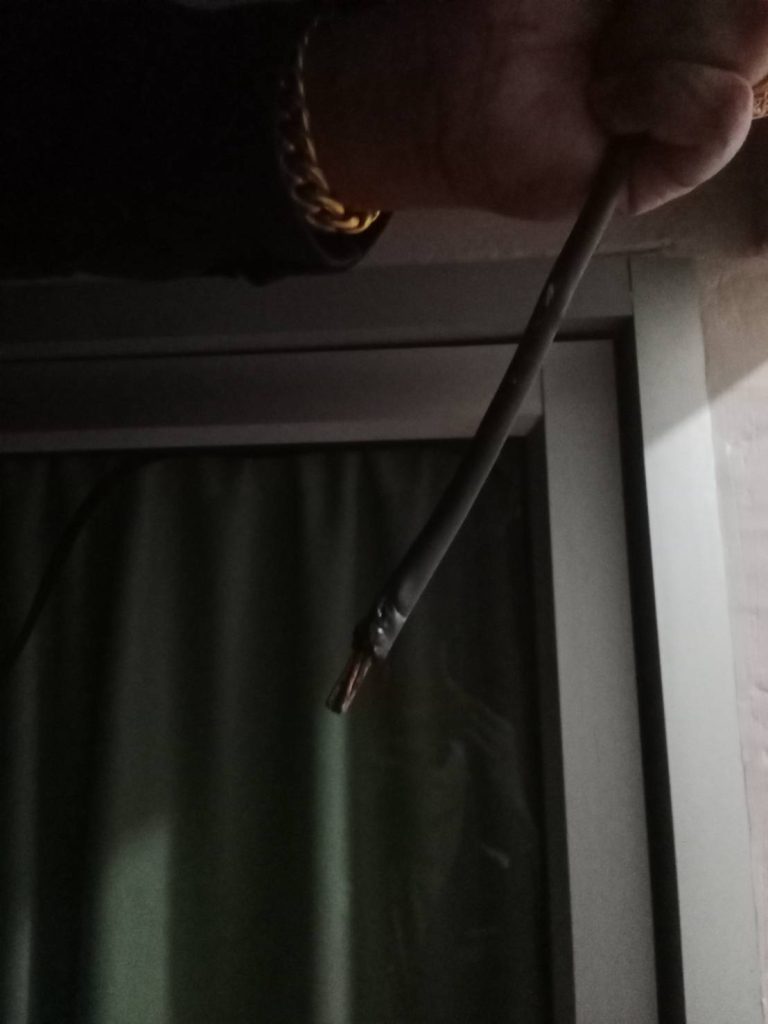 สายไฟที่ฉนวนหุ้มละลาย