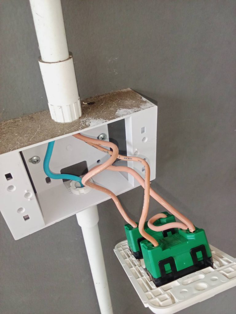 เช็กสายไฟในปลั๊กไฟ