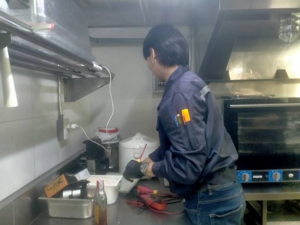 ช่างกำลังทำการซ่อม