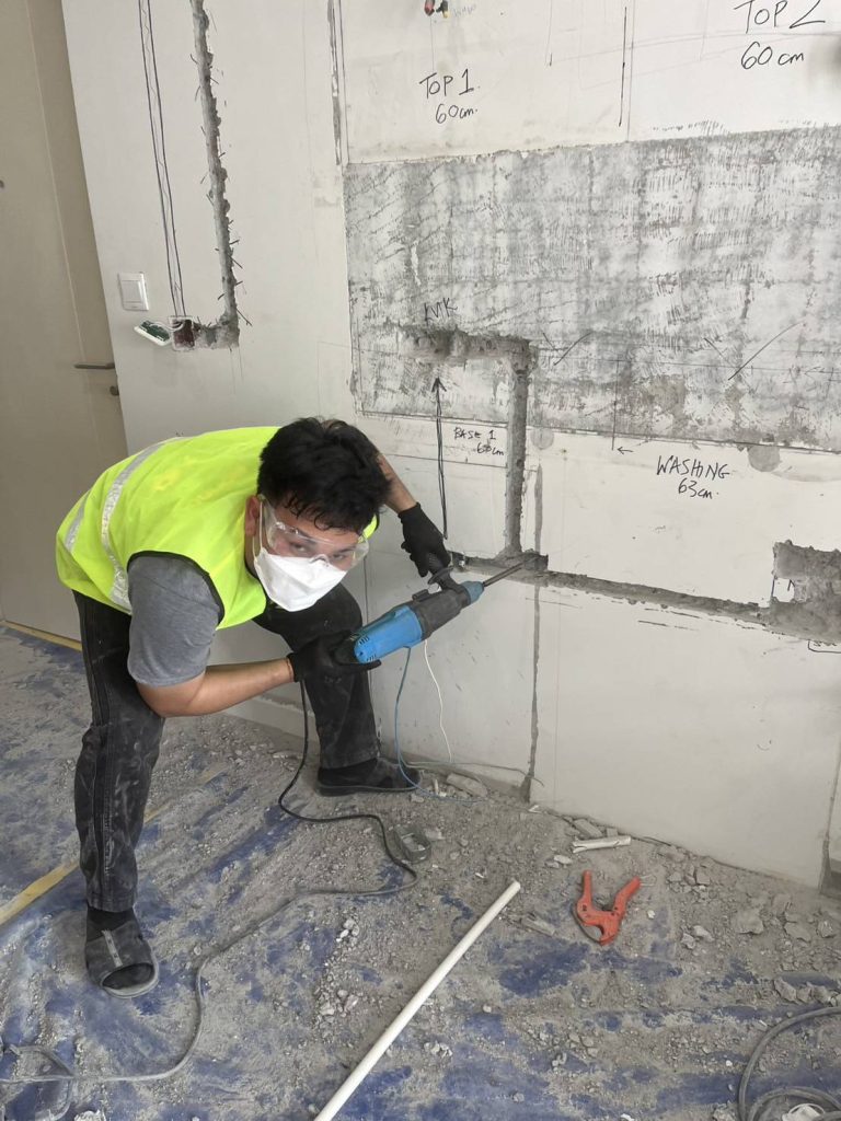 กรีดผนังฝังท่อสายไฟ