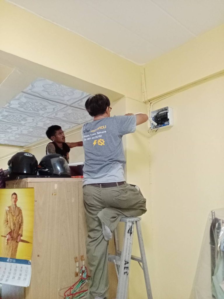 ปีนบันไดติดตั้งตู้คอนซูมเมอร์