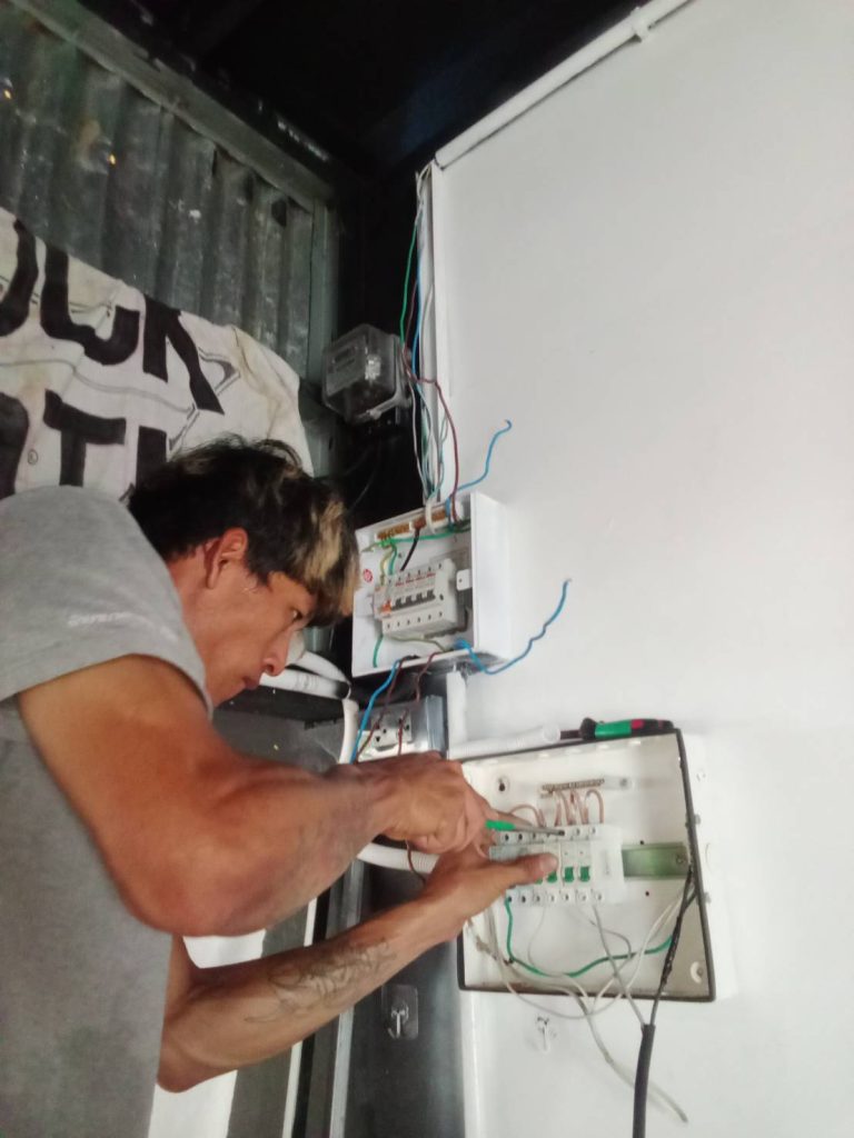 ช่างไฟฟ้า ซ่อมไฟหน้าตู้