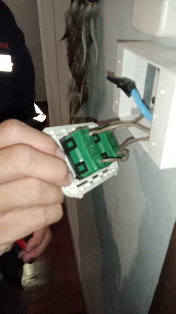 ตรวจเช็กสายไฟในปลั๊กไฟ