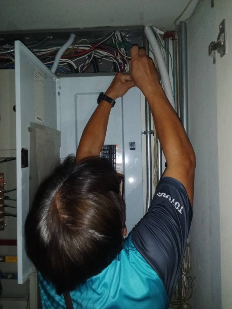 ตรวจเช็กตู้ไฟ