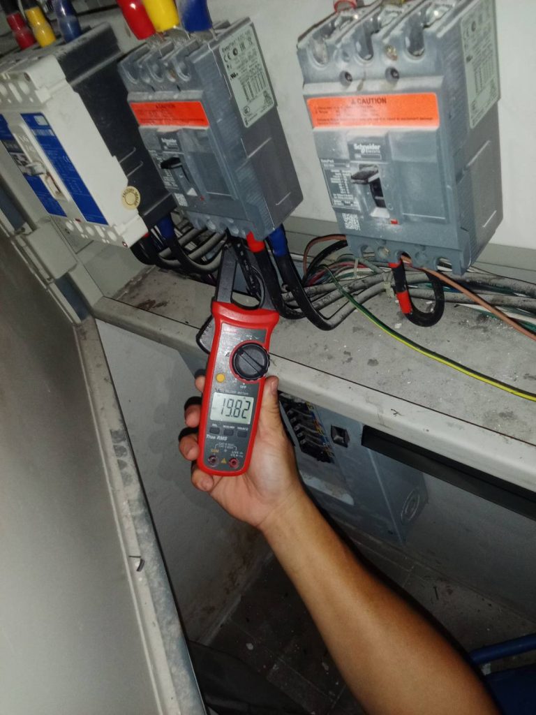 ช่างไฟฟ้า วัดไฟเมนเบรกเกอร์
