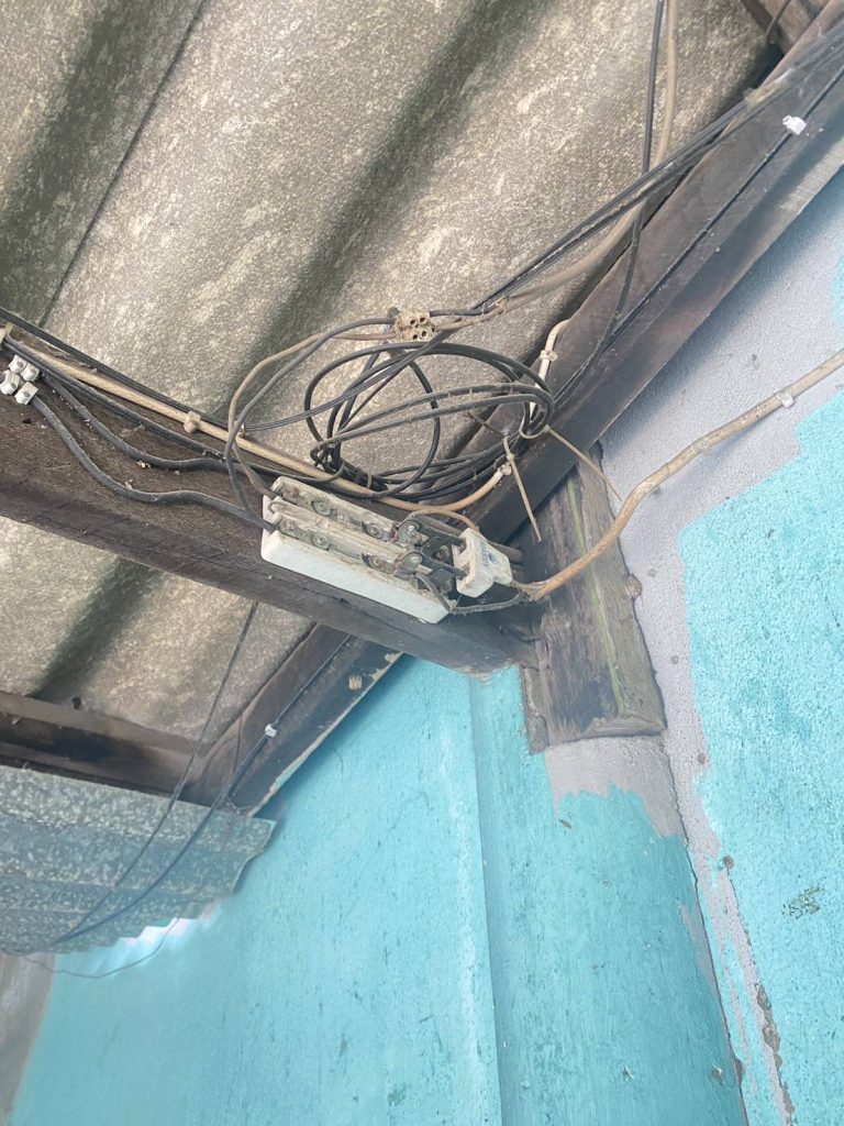 จุดต่อสายไฟเก่าบริเวณใต้หลังคา