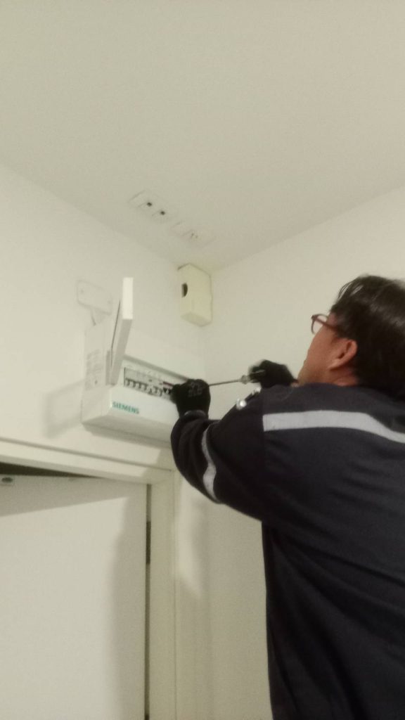 ช่างไฟฟ้า ตรวจเช็กตู้คอนซูมเมอร์