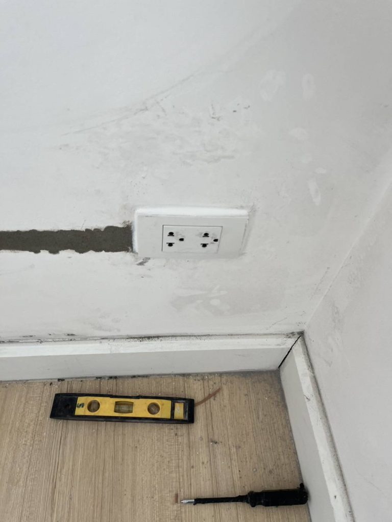 กรีดผนังฝังสายไฟ