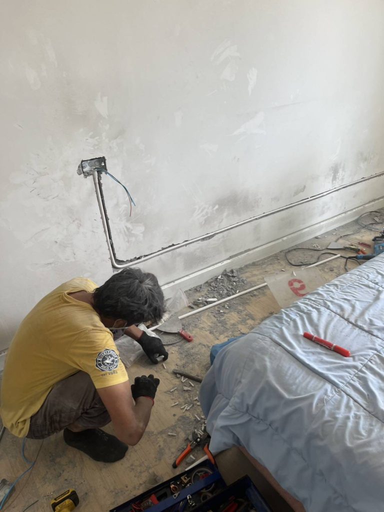 กรีดผนังฝังสายไฟ