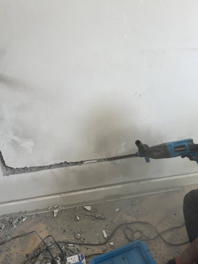 กรีดปูนฝังท่อสายไฟ