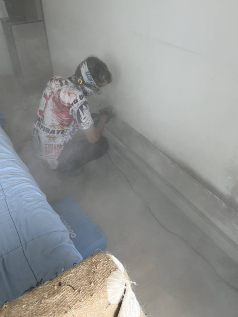 กรีดปูนฝังท่อสายไฟ