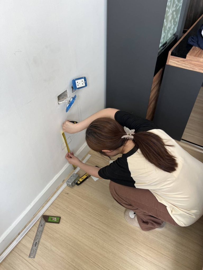 วัดระยะกรีดปูนฝังท่อสายไฟ