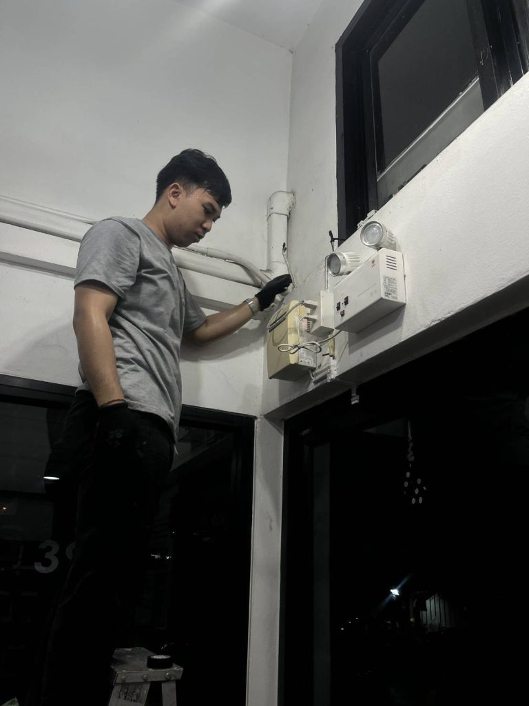 ช่างตรวจเช็กอุปกรณ์ไฟฟ้า