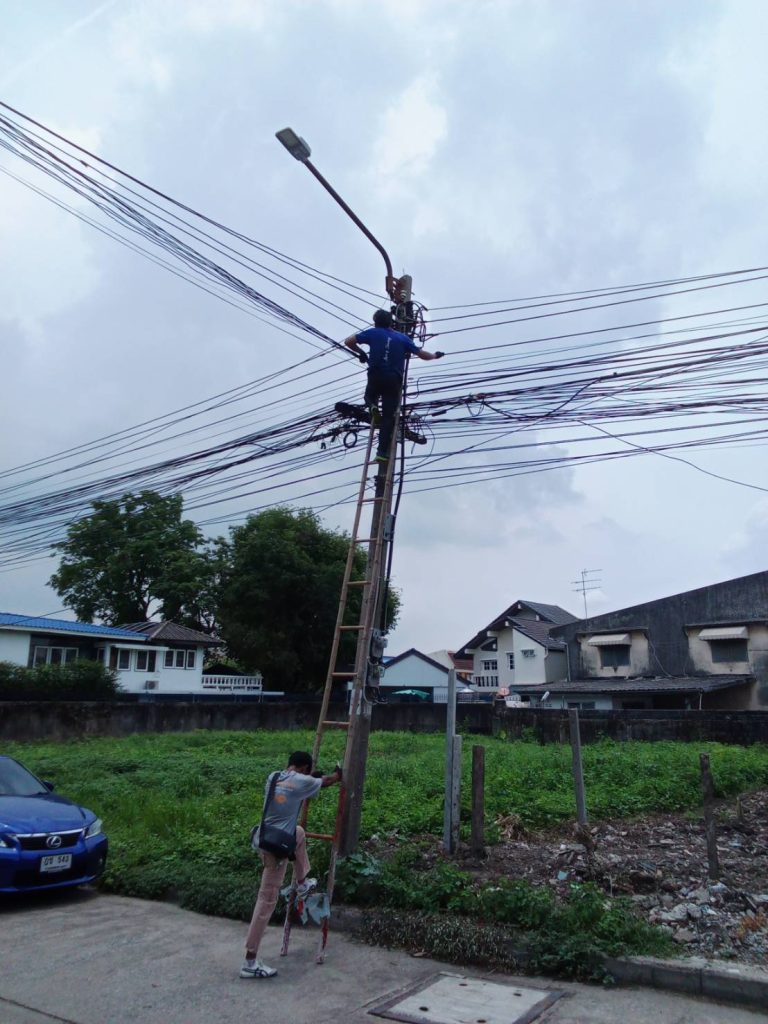 ปีนเสาดึงสายเมน