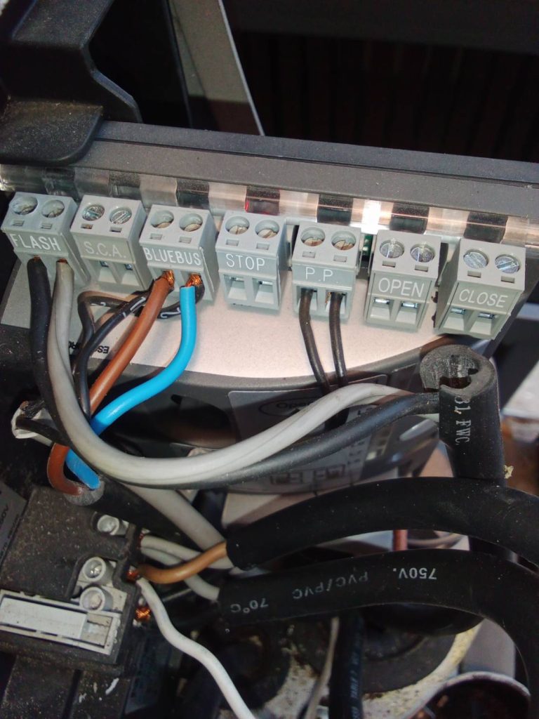 จุดต่อสายไฟวงจรประตูรีโมท