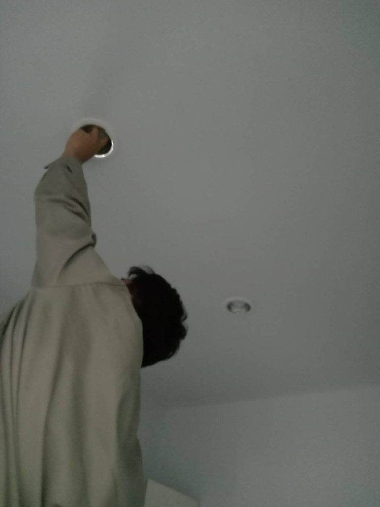 ช่างไฟฟ้าตรวจเช็กดาวน์ไลท์