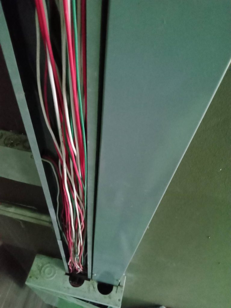 สายไฟในรางสายไฟ