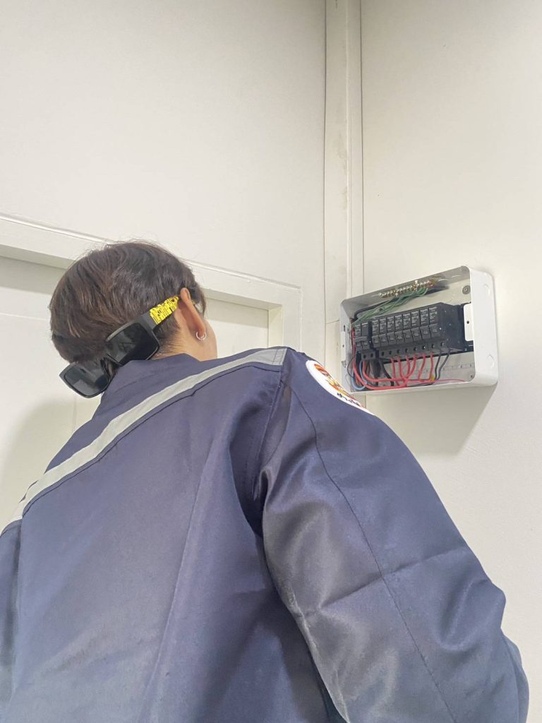 ช่างไฟฟ้า