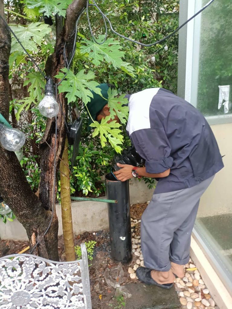 ตรวจเช็กโคมไฟแต่งสวน