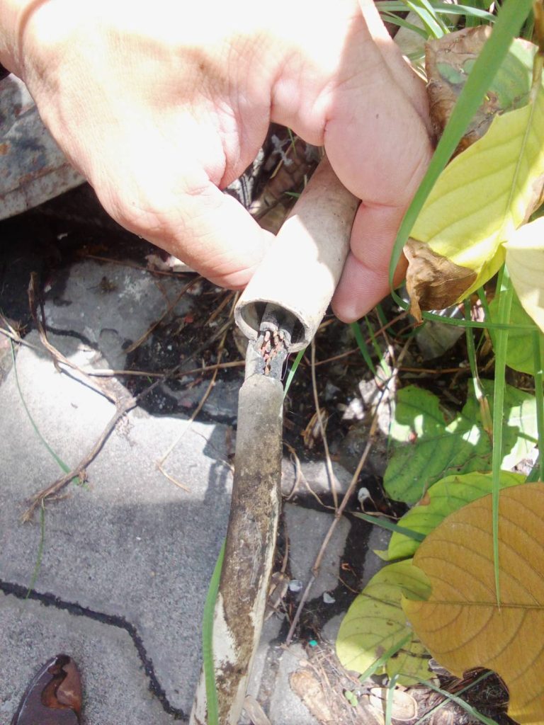 สายชำรุดในท่อสายไฟ