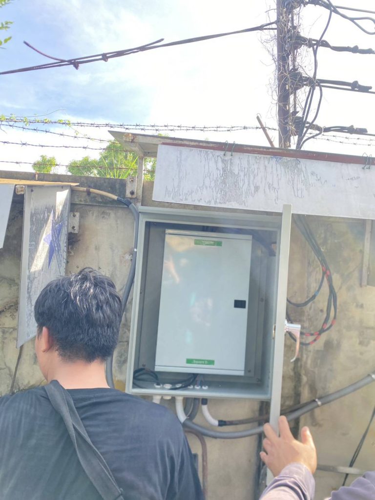 ช่างไฟฟ้าทำการติดตั้งตู้โหลดเซ็นเตอร์
