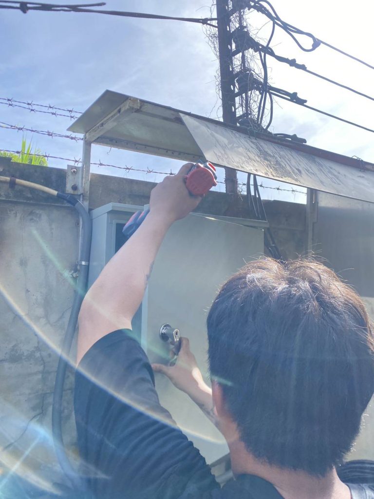 ช่างไฟฟ้าทำการติดตั้งตู้โหลดเซ็นเตอร์