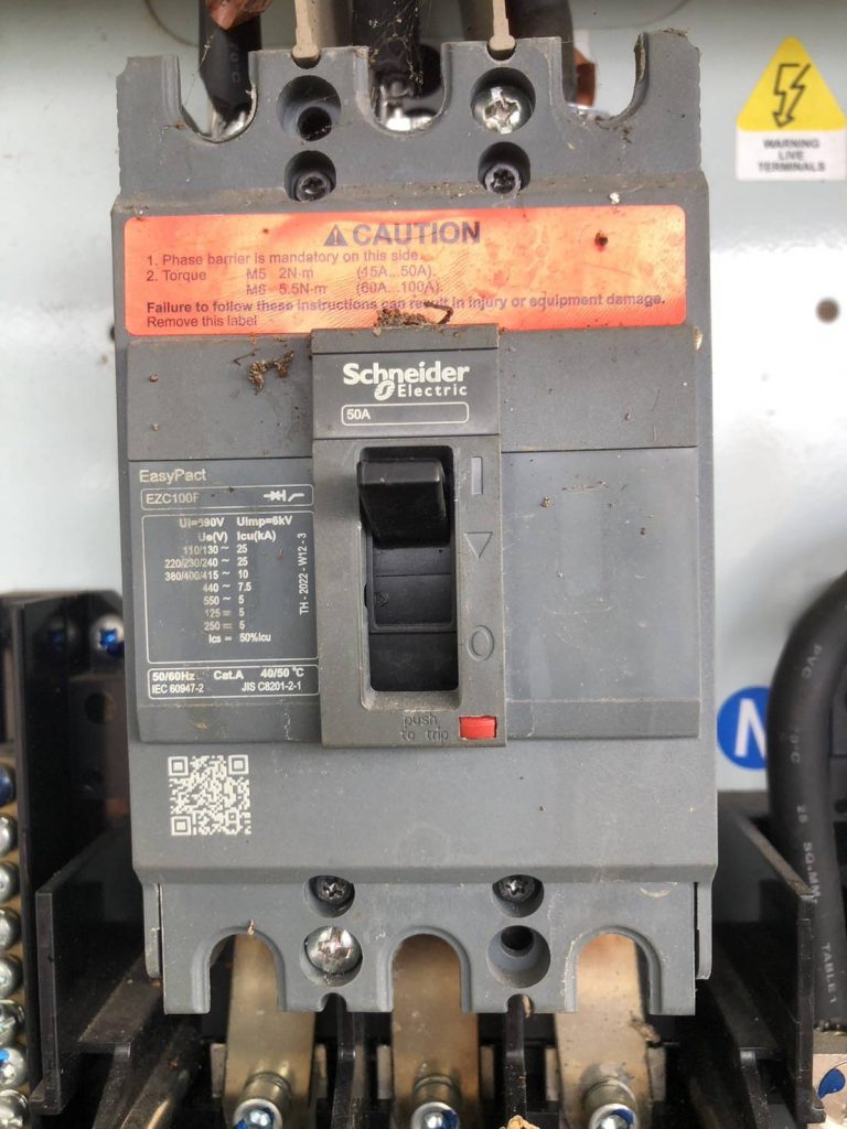 เมนเบรกเกอร์