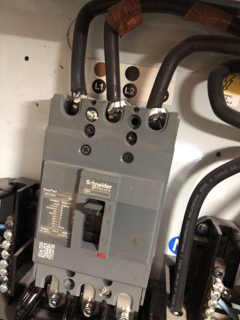 เมนเบรกเกอร์ในตู้โหลดเซ็นเตอร์